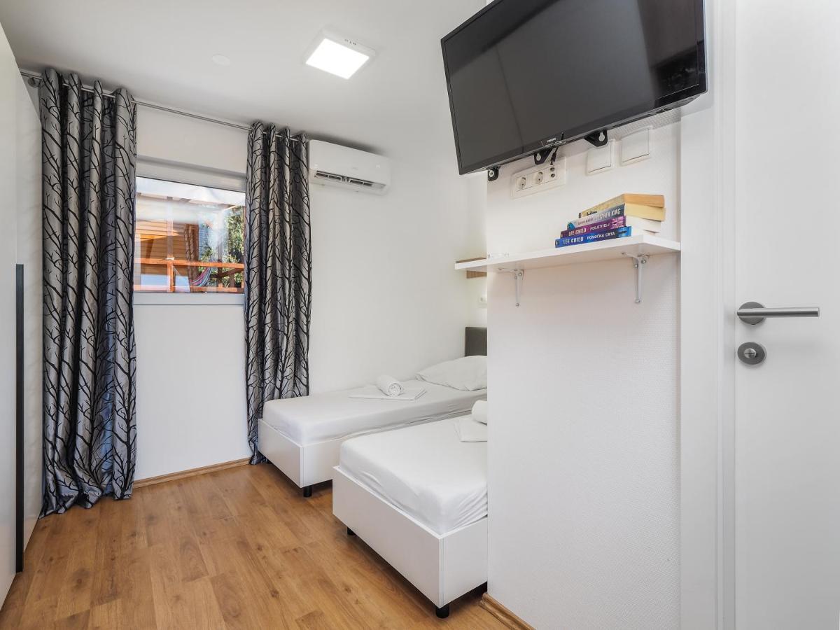 Mediteran Travel Mobile Homes Miran Pirovac Zewnętrze zdjęcie